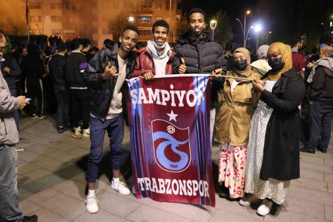 Trabzonspor Taraftarı Somalili Öğrenciler Şampiyonluğu Kutladı