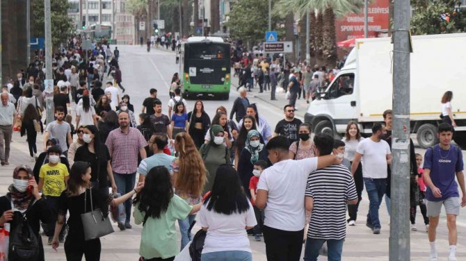 Denizli’de Bayram Alışverişini Son Güne Bırakanlar Yoğunluk Oluşturdu