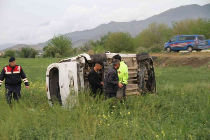 Elazığ’da Hafif Ticari Araç Şarampole Uçtu: 8 Yaralı