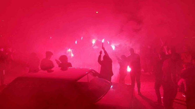 Trabzonspor’un Tekirdağ’daki Taraftarı Çıldırdı; Horon Oynadılar, Tozu Dumana Kattılar