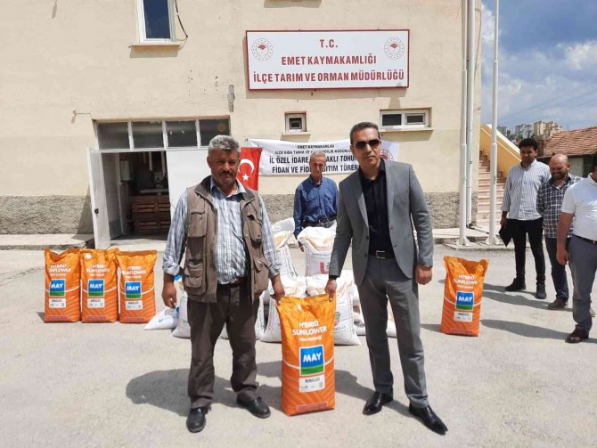 Emet’te Çiftçilere Yüzde 75 Hibeli Ayçiçeği Ve Nohut Tohumu Dağıtıldı