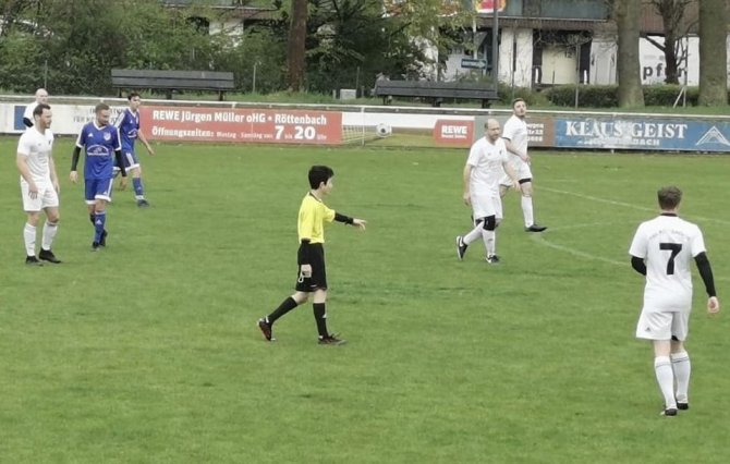 Almanya’da 13 Yaşındaki Türk Genci Futbol Hakemi Oldu