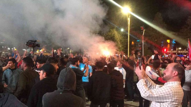 Erzincanlılar Trabzonspor’un Şampiyonluğunu Coşkuyla Kutladı