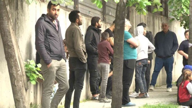 Esenyurt’ta 3 Katlı Binanın Çatısında Yangın Çıktı
