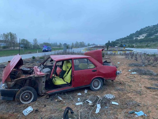 Takla Atan Araçta Baba Öldü, Oğlu Ağır Yaralandı