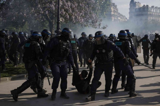 Paris’teki Olaylı 1 Mayıs Kutlamalarında 54 Kişi Gözaltına Alındı