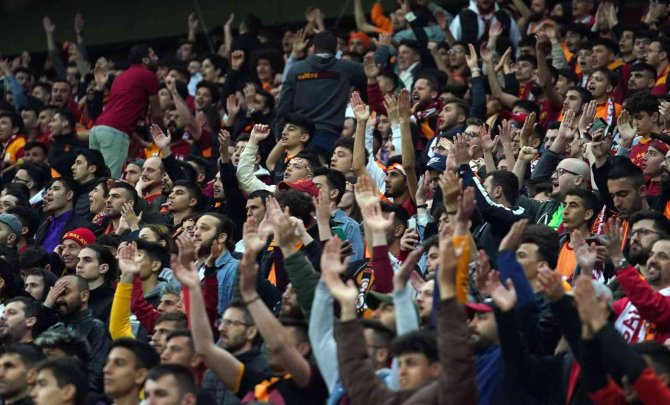 Galatasaray Taraftarından Yönetime Tepki