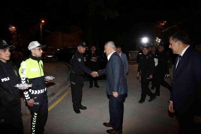 İ̇çişleri Bakan Yardımcısı Mehmet Ersoy, “Bu Bayramımızı Kazalarının En Az Olduğu, Can Kaybının En Az Olduğu Bir Bayram Olarak Geçirmeyi Ümit Ediyoruz, Arzu Ediyoruz. Bunun İçin Çalışıyoruz”