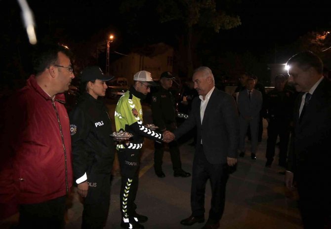 İ̇çişleri Bakan Yardımcısı Mehmet Ersoy, “Bu Bayramımızı Kazalarının En Az Olduğu, Can Kaybının En Az Olduğu Bir Bayram Olarak Geçirmeyi Ümit Ediyoruz, Arzu Ediyoruz. Bunun İçin Çalışıyoruz”