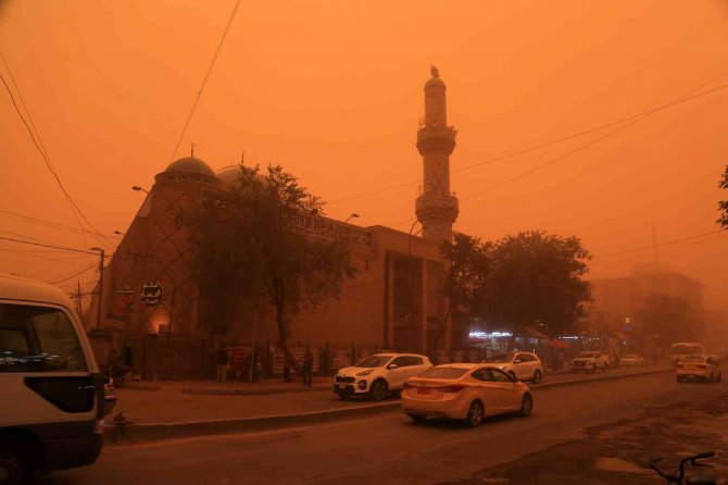 Irak’ta Etkili Olan Kum Fırtınası Nedeniyle 400’den Fazla Kişi Hastaneye Kaldırıldı