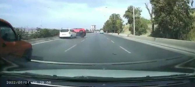 İ̇zmir’de Aracın Çarptığı Otomobil Takla Attı, O Anlar Kameraya Yansıdı