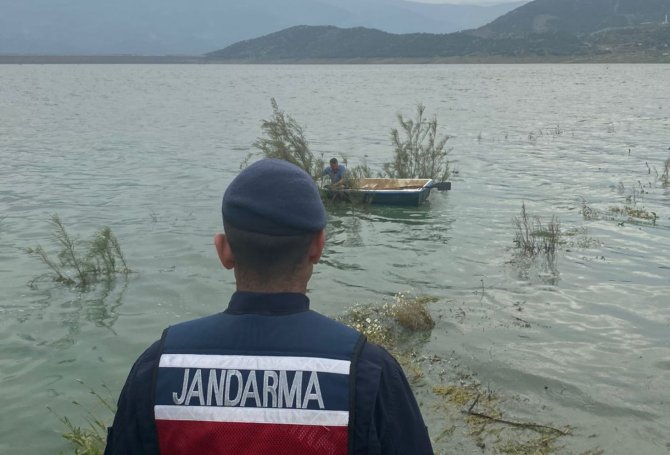 Yüzmek İçin Girdiği Gölde Dallara Tutunarak Mahsur Kalan Çocuk Kurtarıldı