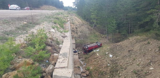 Yoldan Çıkan Otomobil Şarampole Yuvarlandı: 5 Yaralı