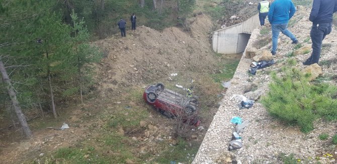 Yoldan Çıkan Otomobil Şarampole Yuvarlandı: 5 Yaralı