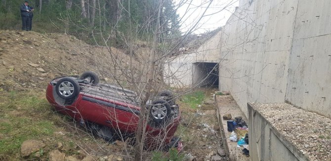Yoldan Çıkan Otomobil Şarampole Yuvarlandı: 5 Yaralı