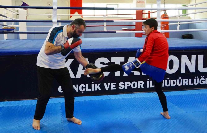 Şampiyon Olabilmek İçin Her Gün 90 Kilometre Yol Kat Ediyor