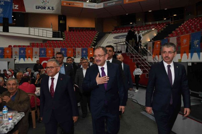 Büyükkılıç, Ak Parti Kayseri İ̇l Başkanlığı Teşkilat İftarında Partililerle Bayramlaştı