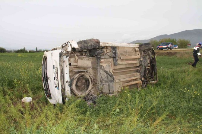 Elazığ’da Hafif Ticari Araç Şarampole Uçtu: 8 Yaralı