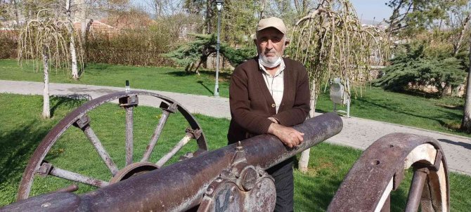 Tarihi Höyükteki Sahra Topu Ramazan Ayının Ve Kentin Sembolü