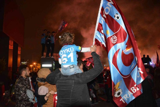 Trabzonspor’un Şampiyonluğu Kocaeli’de Taraftarları Sokağa Döktü