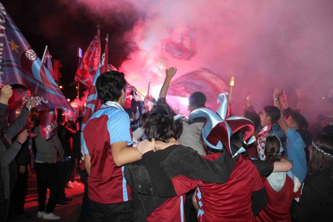 Trabzonspor’un Şampiyonluğu Kocaeli’de Taraftarları Sokağa Döktü