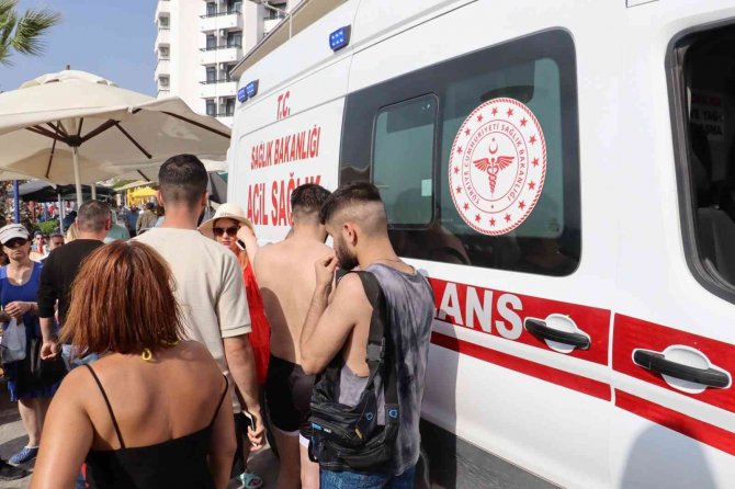 Serinlemek İçin Girdiği Denizde Boğulma Tehlikesi Geçirdi