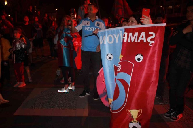 Marmaris’te Trabzonspor Şampiyonluğu Konvoylar Ve Meşaleler İle Kutlandı
