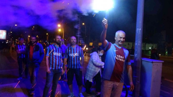 Marmaris’te Trabzonspor Şampiyonluğu Konvoylar Ve Meşaleler İle Kutlandı