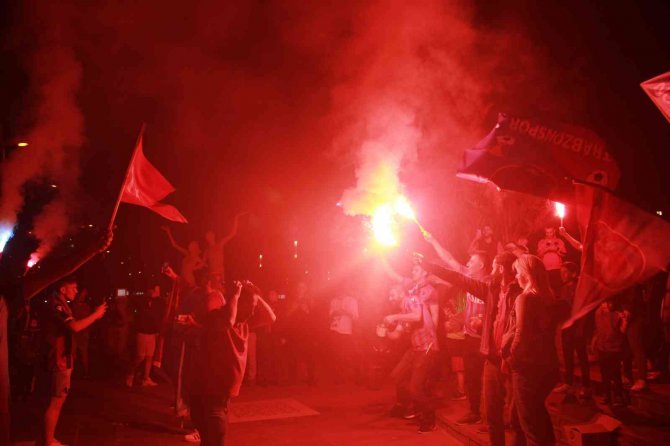Marmaris’te Trabzonspor Şampiyonluğu Konvoylar Ve Meşaleler İle Kutlandı