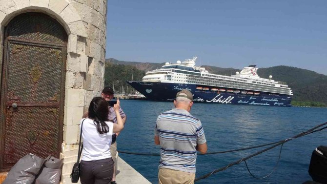 Marmaris’e Gelen Dev Yolcu Gemisi Esnafın Yüzünü Güldürdü