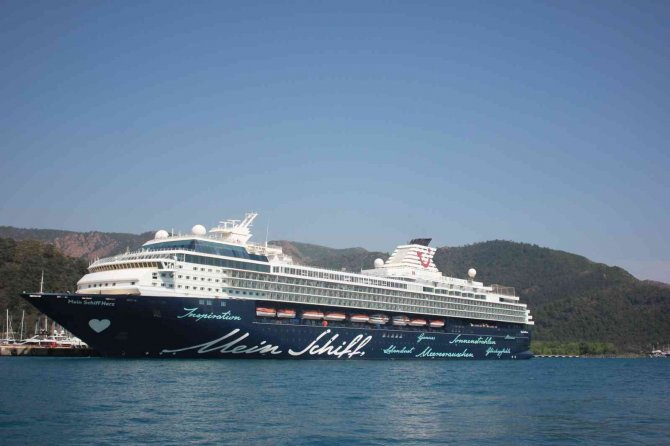 Marmaris’e Gelen Dev Yolcu Gemisi Esnafın Yüzünü Güldürdü