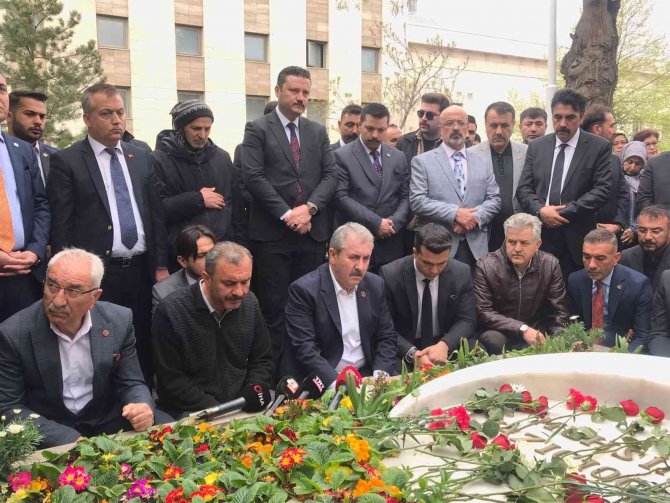 Mustafa Destici, Muhsin Yazıcıoğlu’nun Kabrini Ziyaret Etti