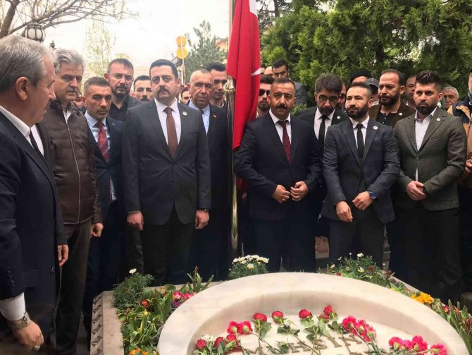 Mustafa Destici, Muhsin Yazıcıoğlu’nun Kabrini Ziyaret Etti