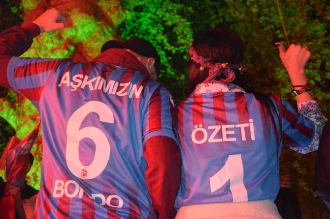Ünye’de Trabzonspor Taraftarları Şampiyonluğu Kutladı