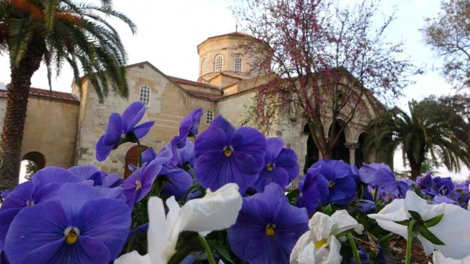 Trabzon’daki Ayasofya Camii Rengarenk