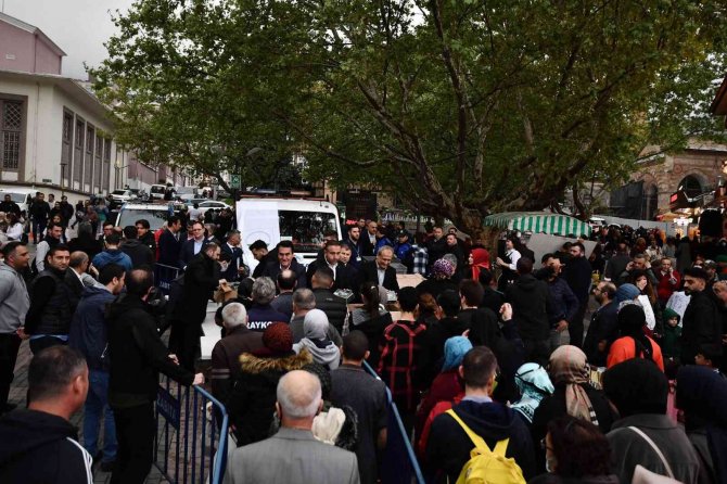 Başkan Dündar, Esnaf Ve Vatandaşlara İftariyelik Dağıttı