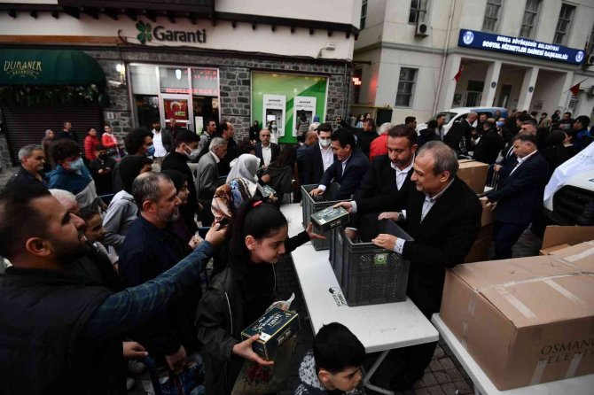 Başkan Dündar, Esnaf Ve Vatandaşlara İftariyelik Dağıttı