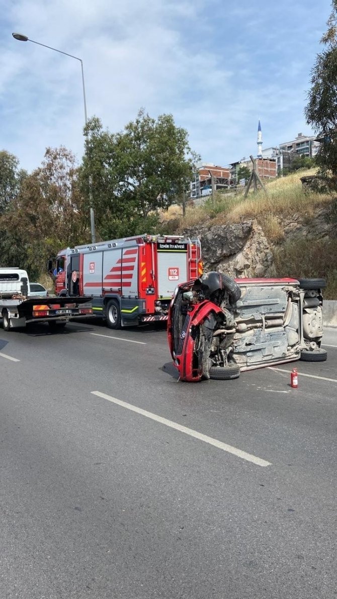 İ̇zmir’de Aracın Çarptığı Otomobil Takla Attı, O Anlar Kameraya Yansıdı