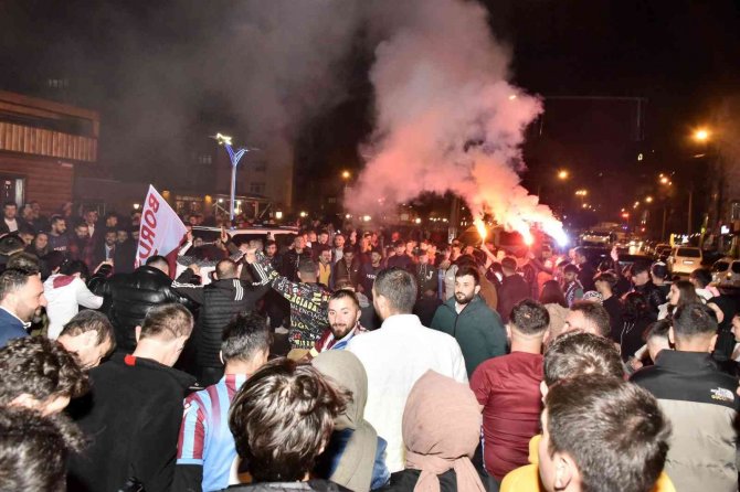 Trabzonspor’un 38 Yıl Sonra Gelen Şampiyonluğu Gümüşhane’de Coşkuyla Kutlandı