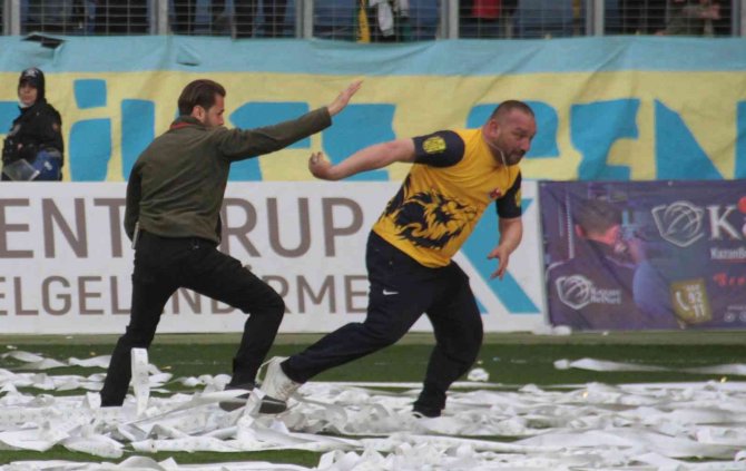 Sahaya Atlayan Ankaragücü Taraftarlarına Polis Müdahalesi