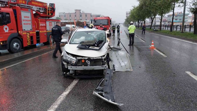 Ağaca Çarparak Hurdaya Dönen Otomobilden Yaralı Çıktılar