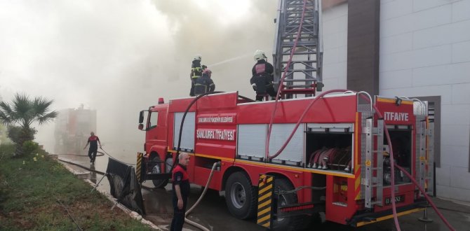 Şanlıurfa Organize Sanayi Bölgesindeki (Osb) Bir İplik Fabrikasında Yangın Çıktı. Bölgeye Çok Sayıda İtfaiye Ekibi Sevk Edildi.