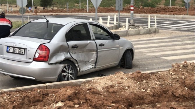 Yağmurda Kayganlaşan Yol Kazayı Beraberinde Getirdi: 3 Yaralı