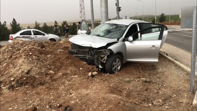 Yağmurda Kayganlaşan Yol Kazayı Beraberinde Getirdi: 3 Yaralı