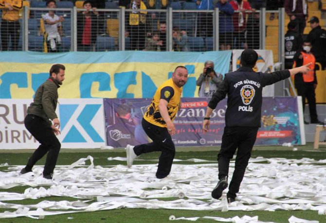 Sahaya Atlayan Ankaragücü Taraftarlarına Polis Müdahalesi
