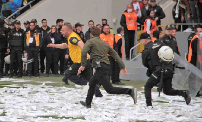 Sahaya Atlayan Ankaragücü Taraftarlarına Polis Müdahalesi