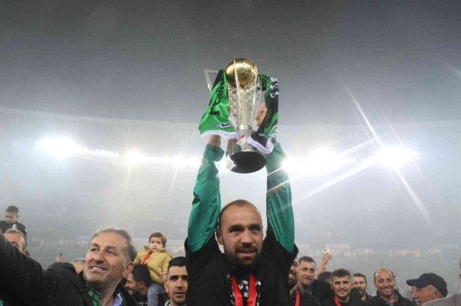 Sakaryaspor’da Çifte Bayram; Şampiyonluk Kupası Kalktı 10 Binler Sahaya İndi