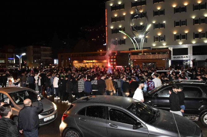 Trabzonspor’un 38 Yıl Sonra Gelen Şampiyonluğu Gümüşhane’de Coşkuyla Kutlandı