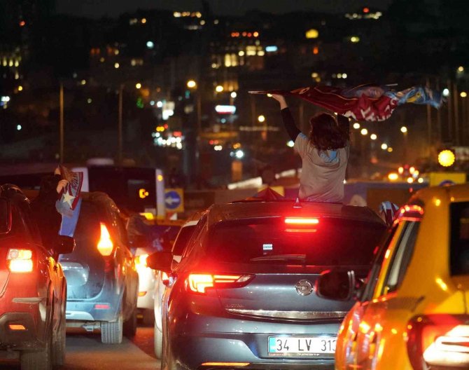 Trabzonspor Taraftarından İ̇stanbul’da Şampiyonluk Konvoyu