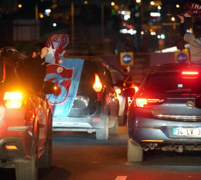 Trabzonspor Taraftarından İ̇stanbul’da Şampiyonluk Konvoyu